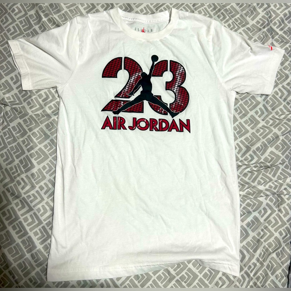 Kids Jordan white T-shirt w/ 23 Logo “Air Jordan”- size xl 13/15 yrs